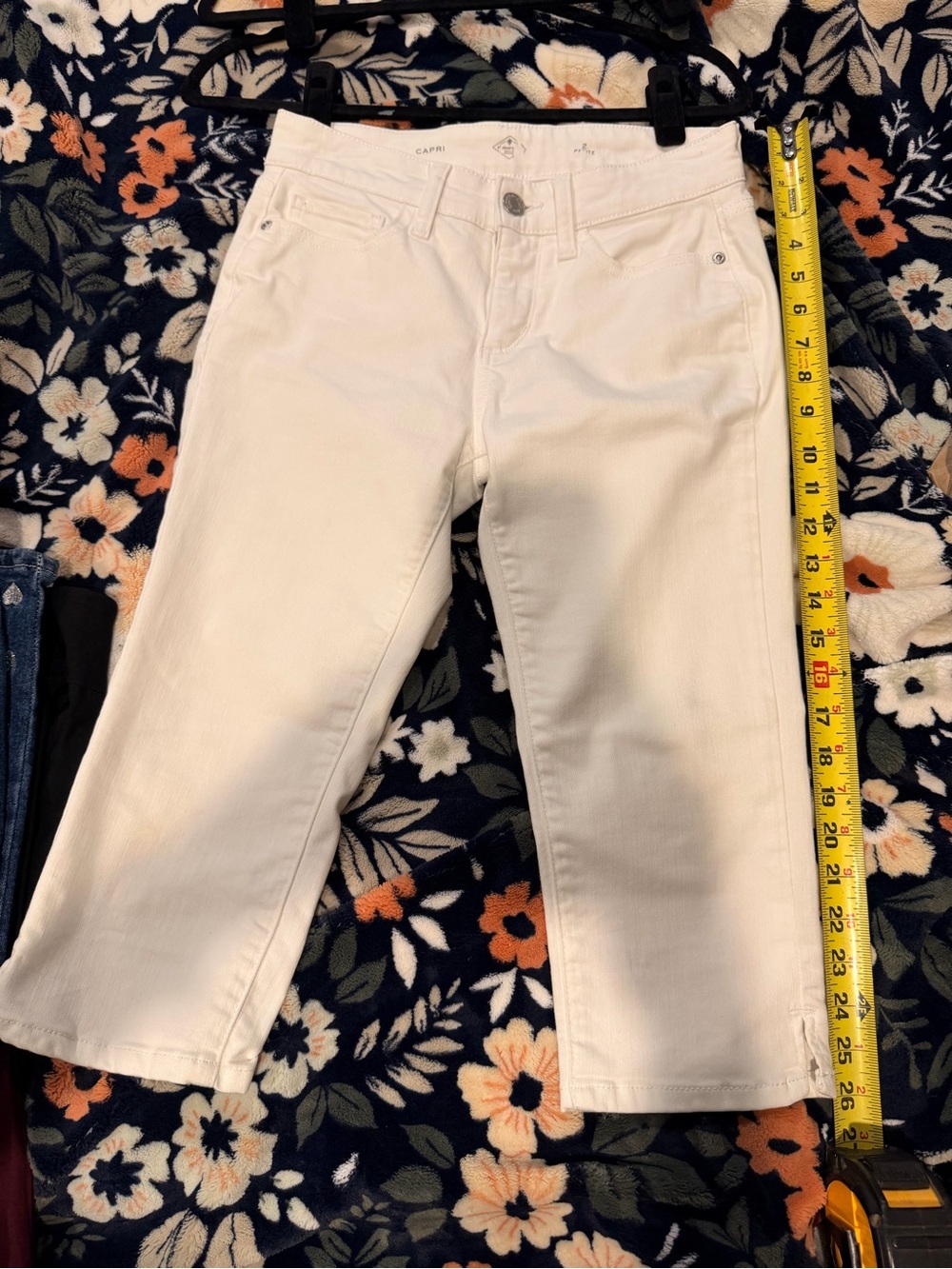 St. John's Bay Off White Cropped Capri Jeans